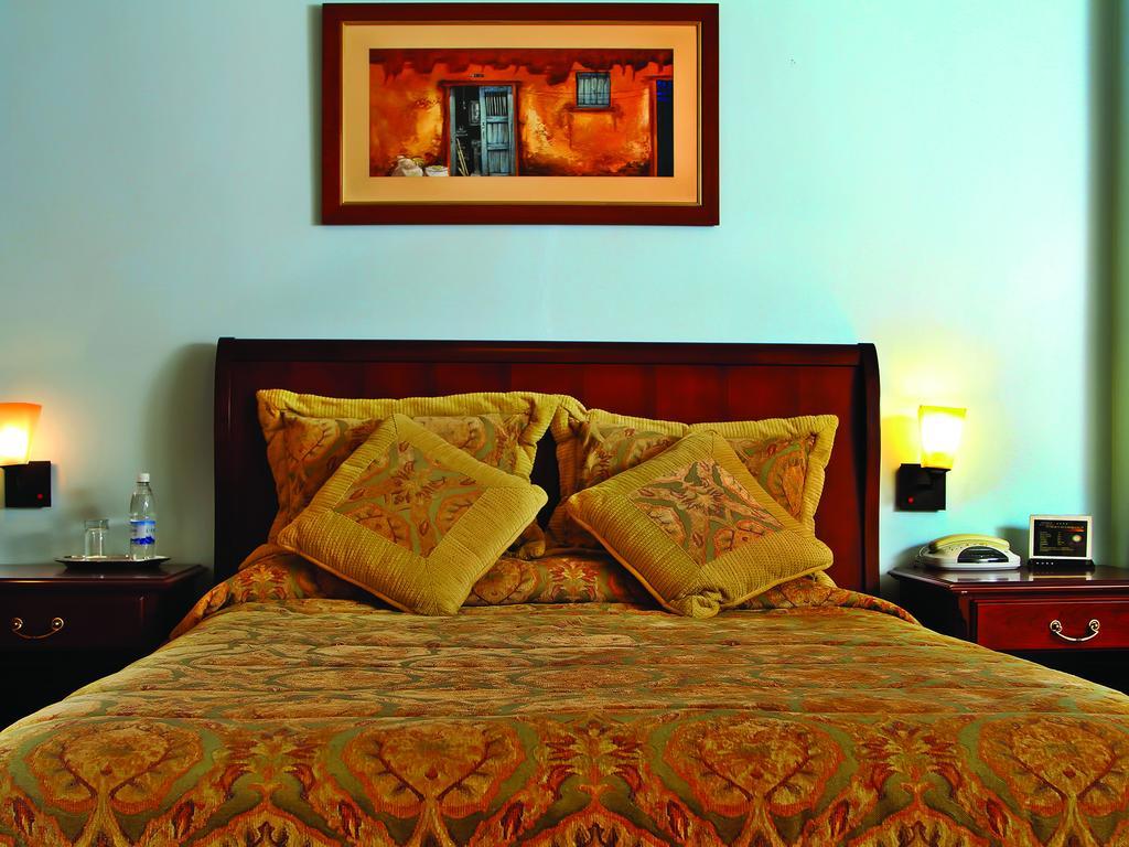 Hotel Yanuncay กูเอ็งกา ภายนอก รูปภาพ